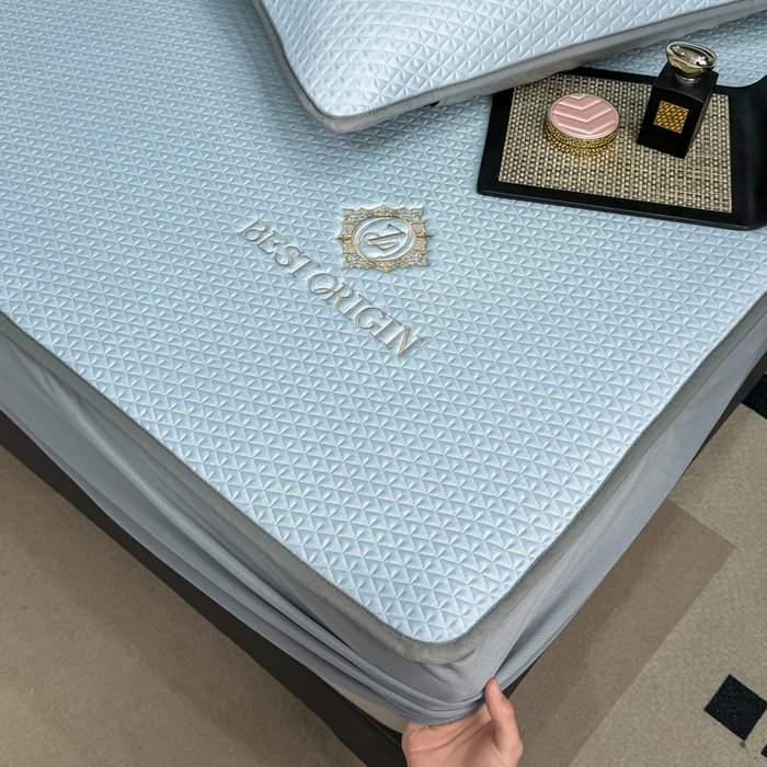 91家纺网 家纺一手货源 找家纺 耐思家纺 2026新款A类复合三明治PE凉感刺绣轻奢简约-床笠款 简约-天兰-床笠