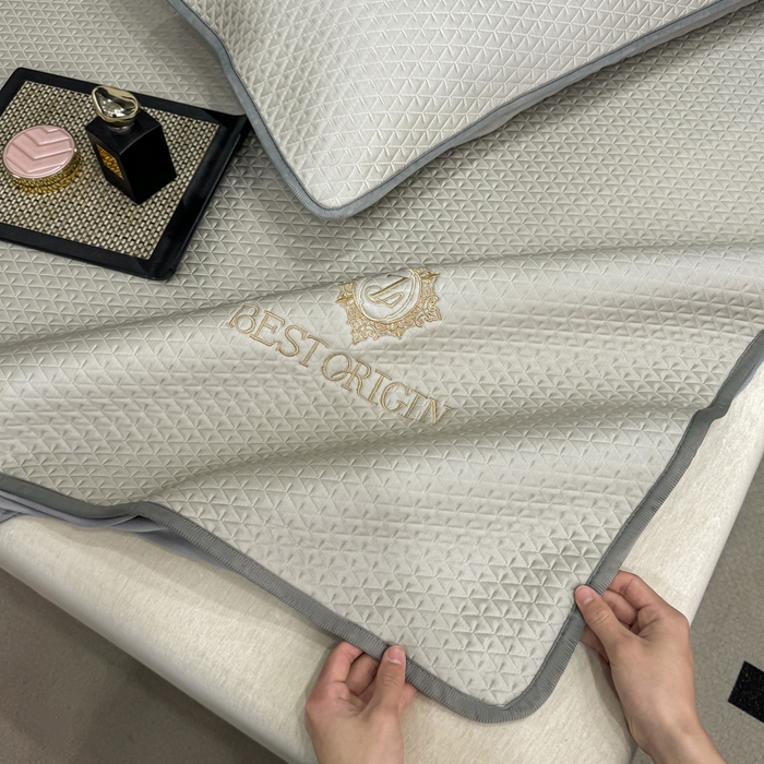 91家纺网 家纺一手货源 找家纺 耐思家纺 2026新款A类复合三明治PE凉感刺绣轻奢简约-床笠款 简约-卡其-床笠