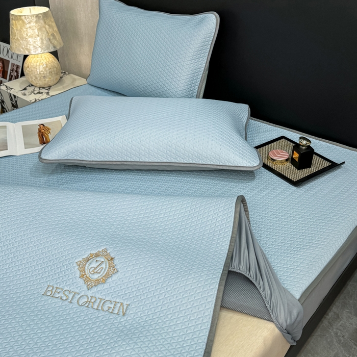 91家纺网 家纺一手货源 找家纺 耐思家纺 2026新款A类复合三明治PE凉感刺绣轻奢简约-床笠款 简约-天兰-床笠