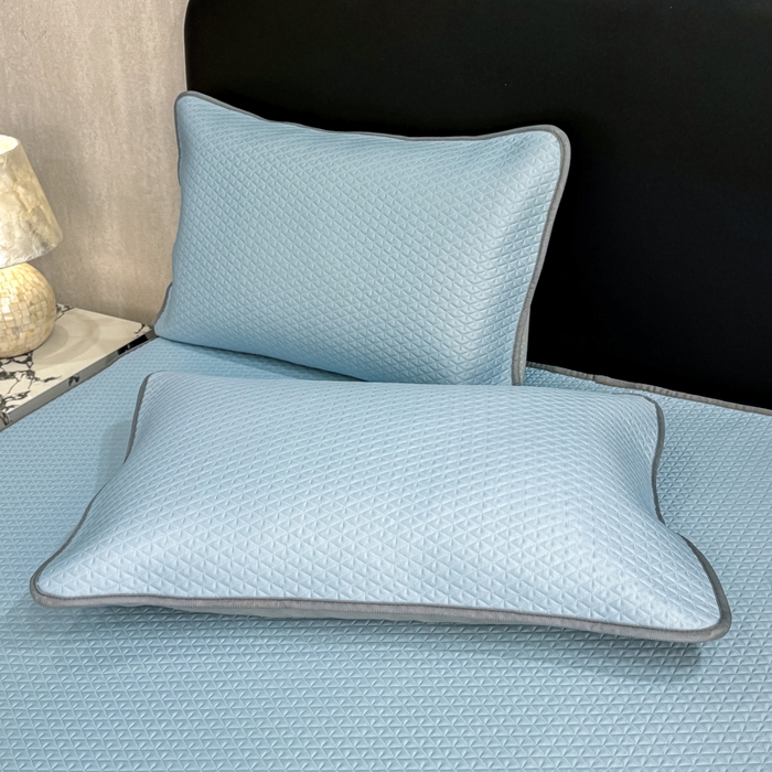 91家纺网 家纺一手货源 找家纺 耐思家纺 2026新款A类复合三明治PE凉感刺绣轻奢简约-床笠款 简约-天兰-床笠