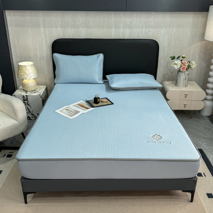 91家纺网 家纺一手货源 找家纺 耐思家纺 2026新款A类复合三明治PE凉感刺绣轻奢简约-床笠款 简约-天兰-床笠