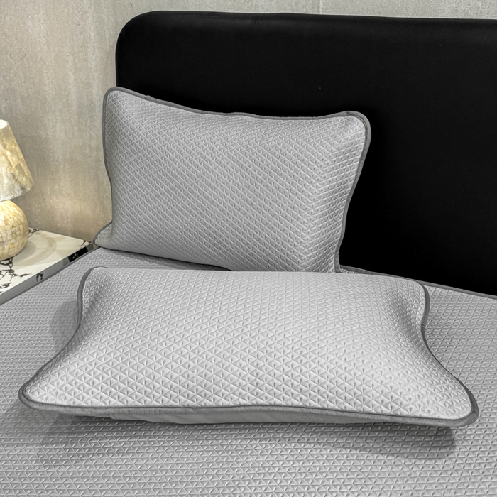 91家纺网 家纺一手货源 找家纺 耐思家纺 2026新款A类复合三明治PE凉感刺绣轻奢简约-床笠款 简约-烟灰-床笠