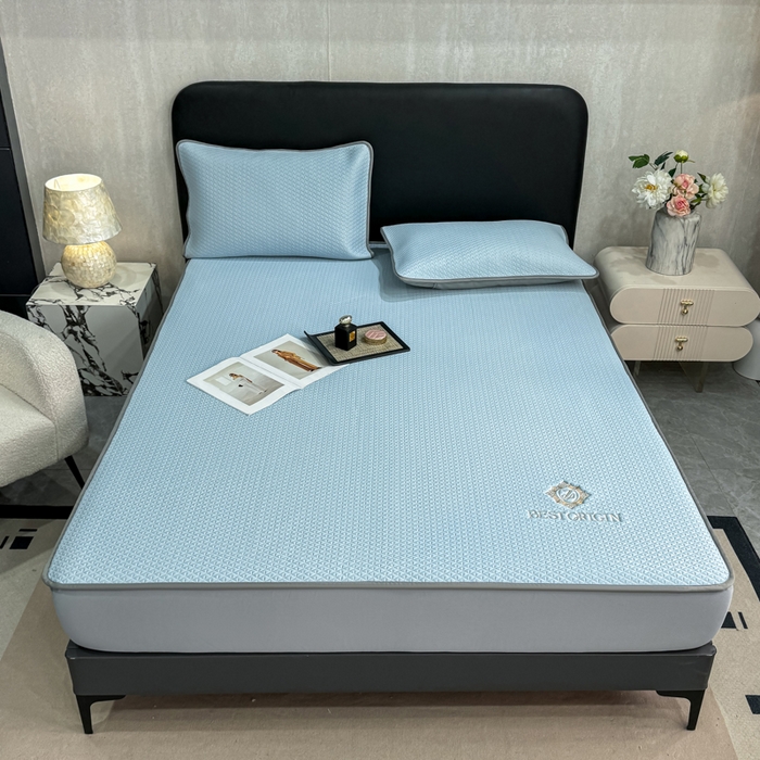 91家纺网 家纺一手货源 找家纺 耐思家纺 2026新款A类复合三明治PE凉感刺绣轻奢简约-床笠款 简约-天兰-床笠