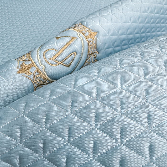 91家纺网 家纺一手货源 找家纺 耐思家纺 2026新款A类复合三明治PE凉感刺绣轻奢简约-床笠款 简约-天兰-床笠