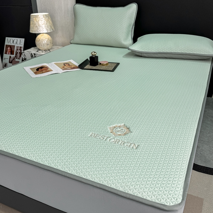 91家纺网 家纺一手货源 找家纺 耐思家纺 2026新款A类复合三明治PE凉感刺绣轻奢简约-床笠款 简约-湖绿-床笠