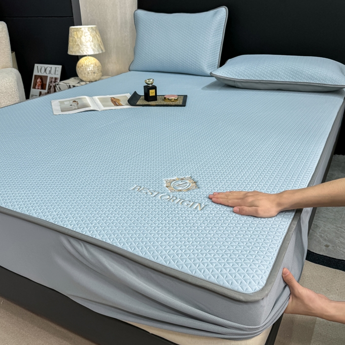 91家纺网 家纺一手货源 找家纺 耐思家纺 2026新款A类复合三明治PE凉感刺绣轻奢简约-床笠款 简约-天兰-床笠