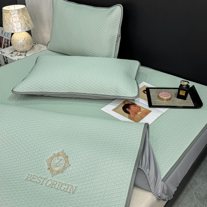 91家纺网 家纺一手货源 找家纺 耐思家纺 2026新款A类复合三明治PE凉感刺绣轻奢简约-床笠款 简约-湖绿-床笠