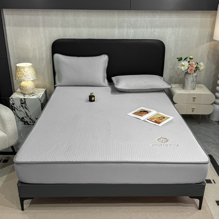 91家纺网 家纺一手货源 找家纺 耐思家纺 2026新款A类复合三明治PE凉感刺绣轻奢简约-床笠款 简约-烟灰-床笠