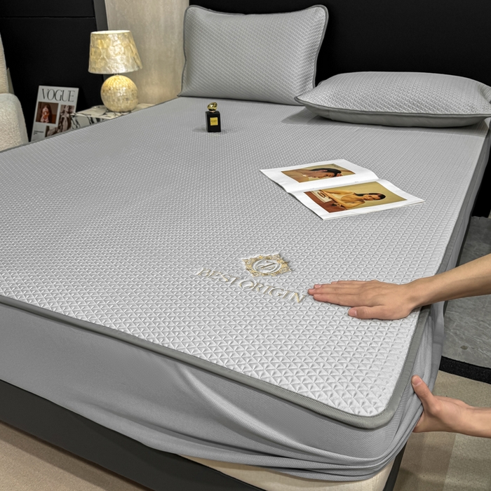 91家纺网 家纺一手货源 找家纺 耐思家纺 2026新款A类复合三明治PE凉感刺绣轻奢简约-床笠款 简约-烟灰-床笠