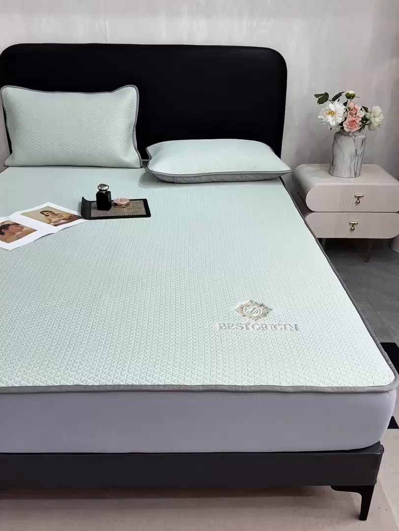 91家纺网 家纺一手货源 找家纺 耐思家纺 2026新款A类复合三明治PE凉感刺绣轻奢简约-床笠款 简约-湖绿-床笠