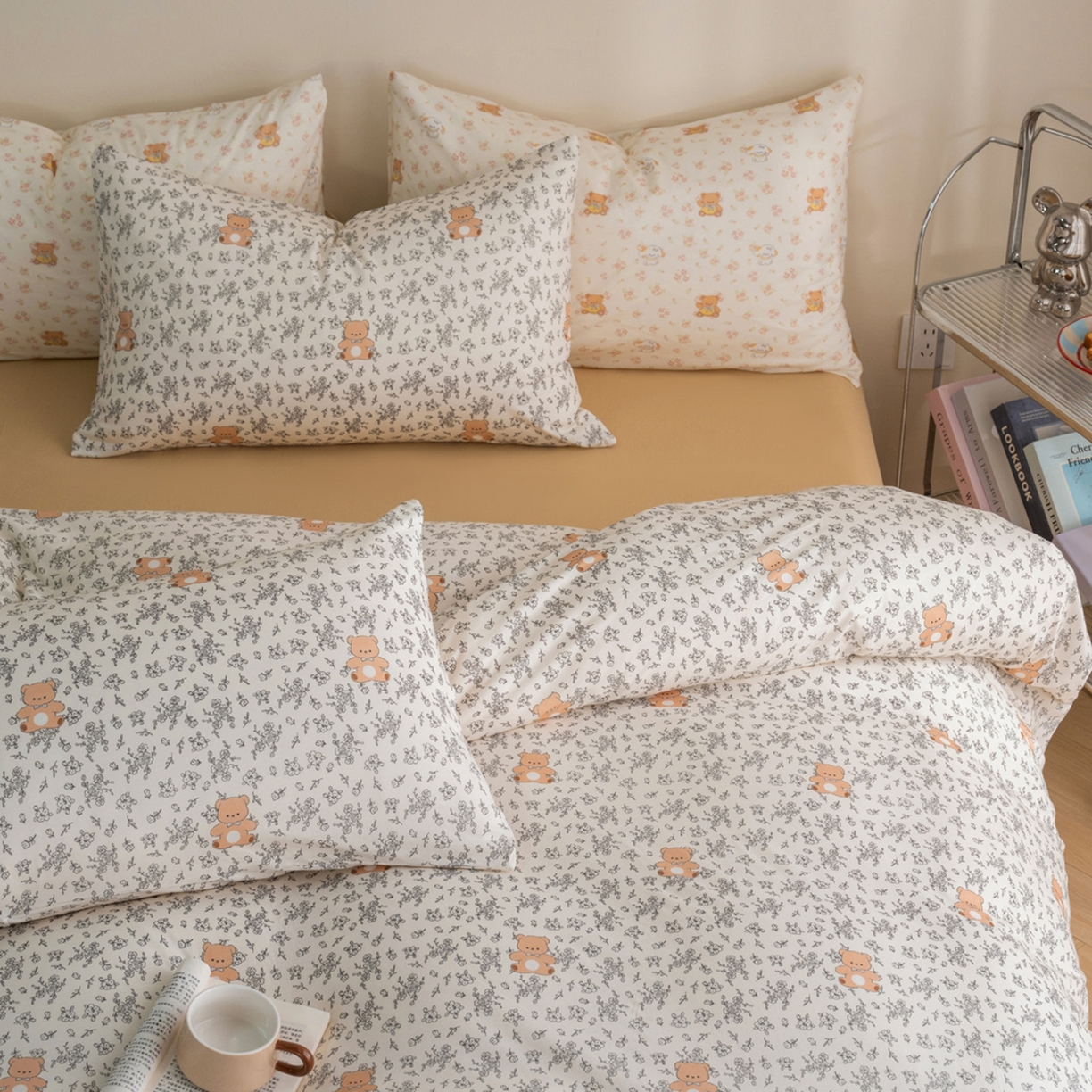 91家纺网 家纺一手货源 找家纺 梦可莱家居 2026春夏新款全棉纯棉针织棉印花小清新可爱Ins风四件套 抱抱熊