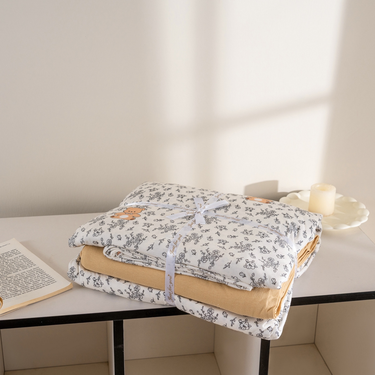 91家纺网 家纺一手货源 找家纺 梦可莱家居 2026春夏新款全棉纯棉针织棉印花小清新可爱Ins风四件套 抱抱熊