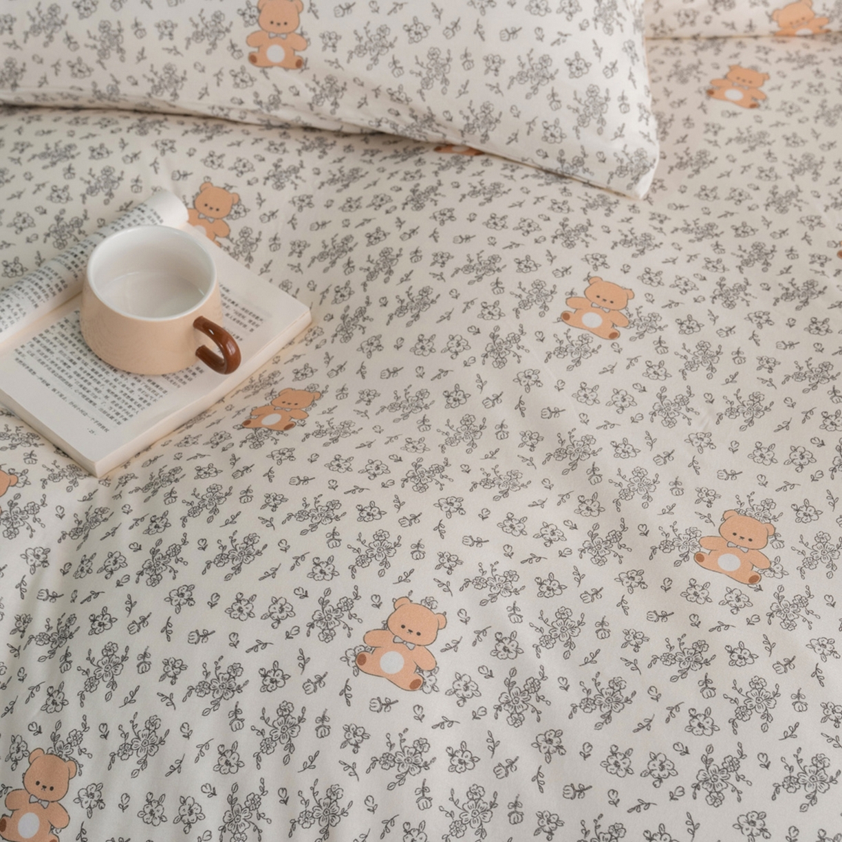 91家纺网 家纺一手货源 找家纺 梦可莱家居 2026春夏新款全棉纯棉针织棉印花小清新可爱Ins风四件套 抱抱熊