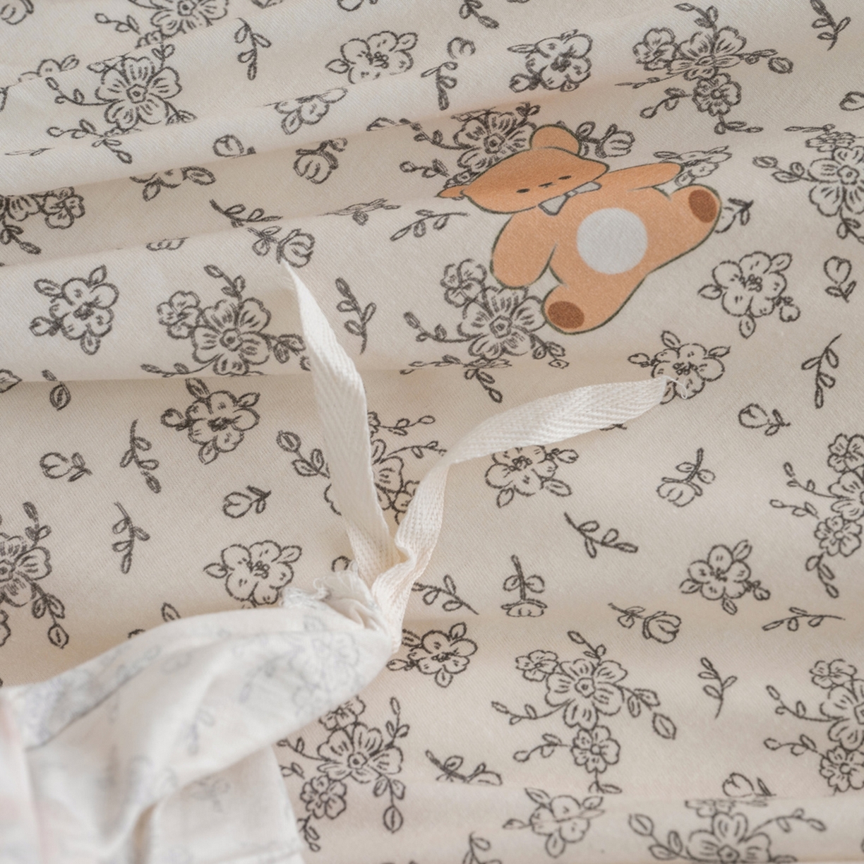 91家纺网 家纺一手货源 找家纺 梦可莱家居 2026春夏新款全棉纯棉针织棉印花小清新可爱Ins风四件套 抱抱熊