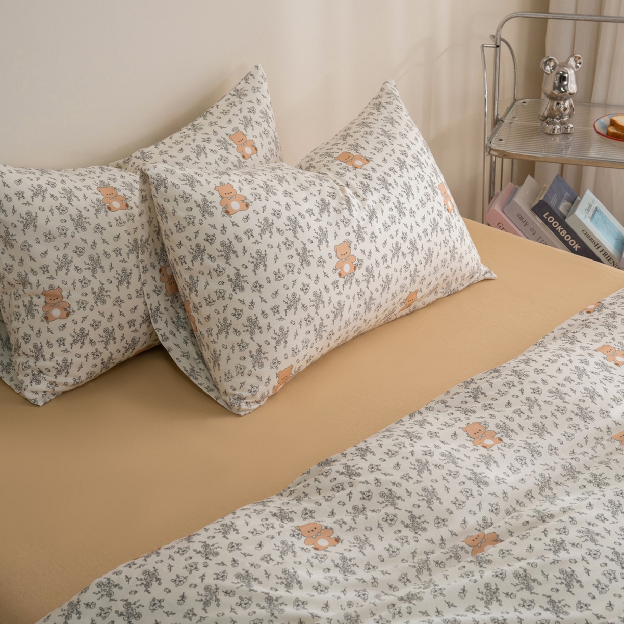 91家纺网 家纺一手货源 找家纺 梦可莱家居 2026春夏新款全棉纯棉针织棉印花小清新可爱Ins风四件套 抱抱熊