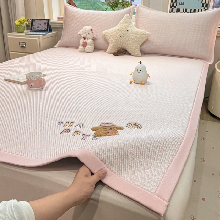 91家纺网 家纺一手货源 找家纺 （总）耐思家纺 2026新款A类复合三明治PE凉感卡通刺绣Happy熊-凉席款