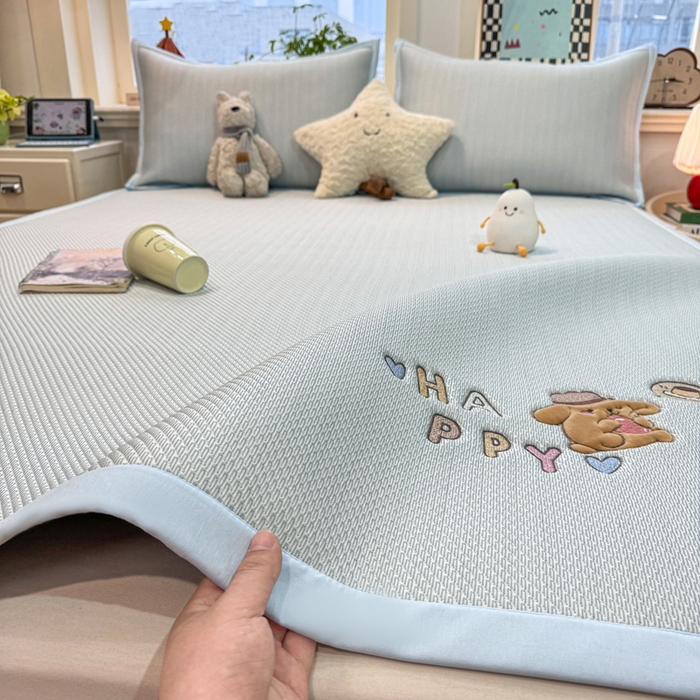 91家纺网 家纺一手货源 找家纺 耐思家纺 2026新款A类复合三明治PE凉感卡通刺绣Happy熊-凉席款 Happy熊-蓝色