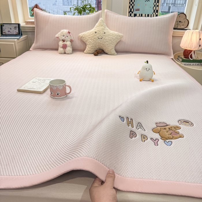 91家纺网 家纺一手货源 找家纺 （总）耐思家纺 2026新款A类复合三明治PE凉感卡通刺绣Happy熊-凉席款