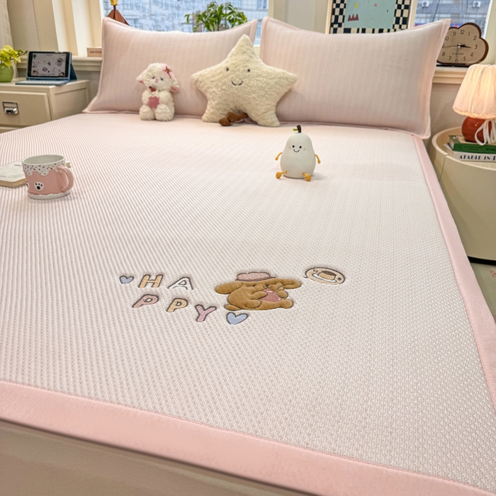 91家纺网 家纺一手货源 找家纺 （总）耐思家纺 2026新款A类复合三明治PE凉感卡通刺绣Happy熊-凉席款