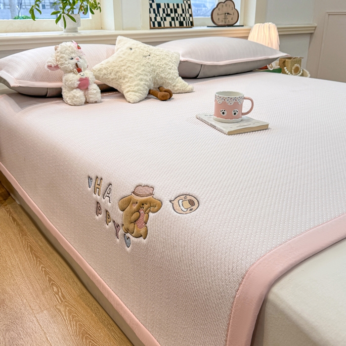 91家纺网 家纺一手货源 找家纺 （总）耐思家纺 2026新款A类复合三明治PE凉感卡通刺绣Happy熊-凉席款