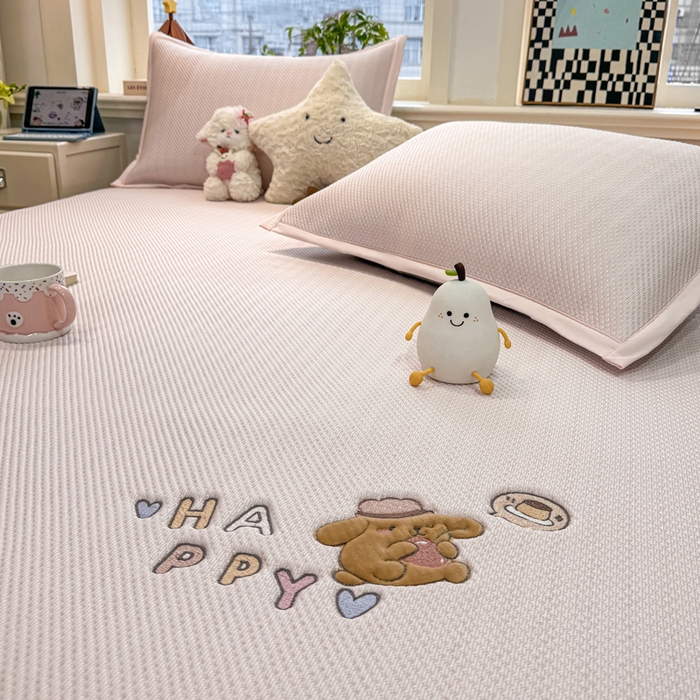 91家纺网 家纺一手货源 找家纺 （总）耐思家纺 2026新款A类复合三明治PE凉感卡通刺绣Happy熊-凉席款