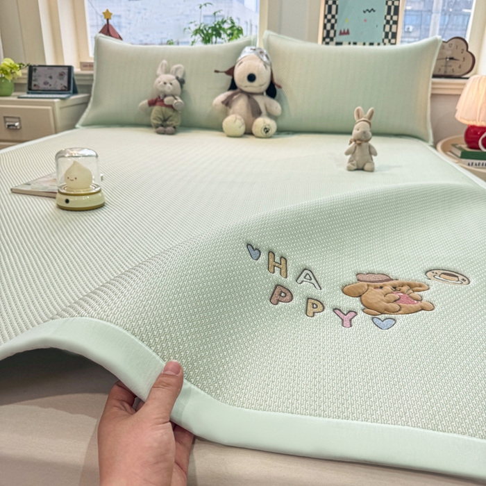 91家纺网 家纺一手货源 找家纺 耐思家纺 2026新款A类复合三明治PE凉感卡通刺绣Happy熊-凉席款 Happy熊-绿色