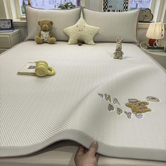 91家纺网 家纺一手货源 找家纺 耐思家纺 2026新款A类复合三明治PE凉感卡通刺绣Happy熊-凉席款 Happy熊-米色