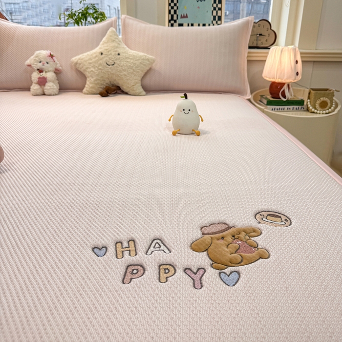 91家纺网 家纺一手货源 找家纺 （总）耐思家纺 2026新款A类复合三明治PE凉感卡通刺绣Happy熊-凉席款