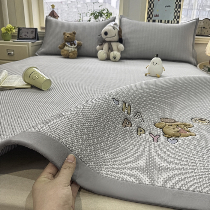 91家纺网 家纺一手货源 找家纺 耐思家纺 2026新款A类复合三明治PE凉感卡通刺绣Happy熊-凉席款 Happy熊-灰色