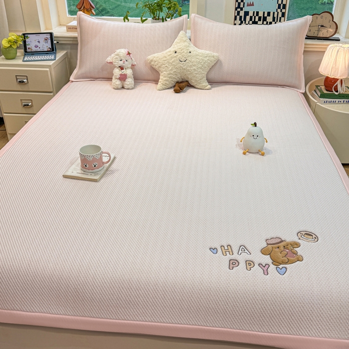 91家纺网 家纺一手货源 找家纺 （总）耐思家纺 2026新款A类复合三明治PE凉感卡通刺绣Happy熊-凉席款