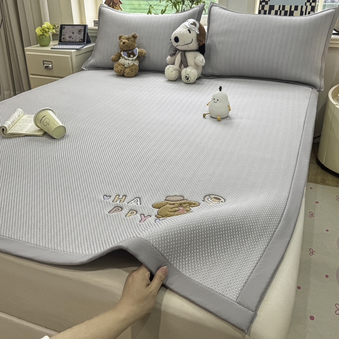 91家纺网 家纺一手货源 找家纺 耐思家纺 2026新款A类复合三明治PE凉感卡通刺绣Happy熊-凉席款 Happy熊-灰色