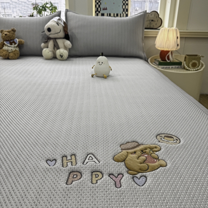 91家纺网 家纺一手货源 找家纺 耐思家纺 2026新款A类复合三明治PE凉感卡通刺绣Happy熊-凉席款 Happy熊-灰色