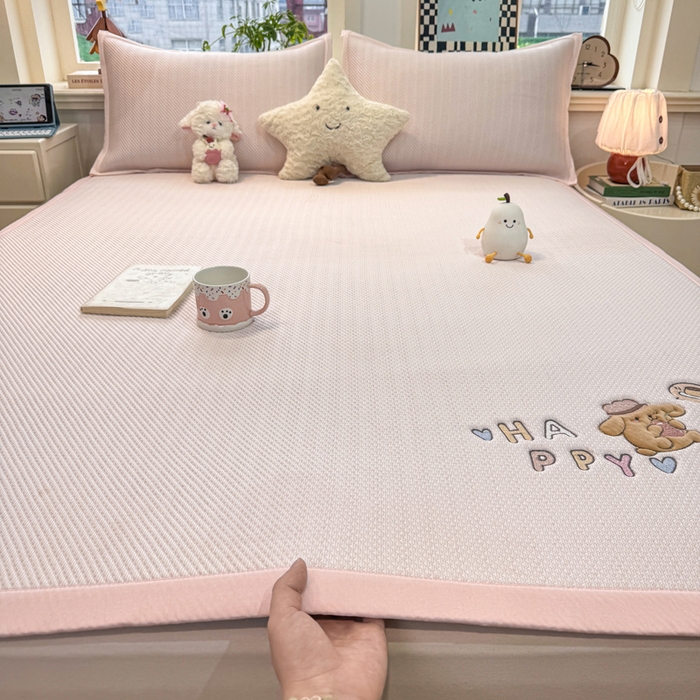 91家纺网 家纺一手货源 找家纺 耐思家纺 2026新款A类复合三明治PE凉感卡通刺绣Happy熊-凉席款 Happy熊-粉色