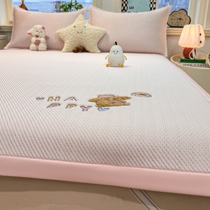 91家纺网 家纺一手货源 找家纺 耐思家纺 2026新款A类复合三明治PE凉感卡通刺绣Happy熊-凉席款 Happy熊-粉色