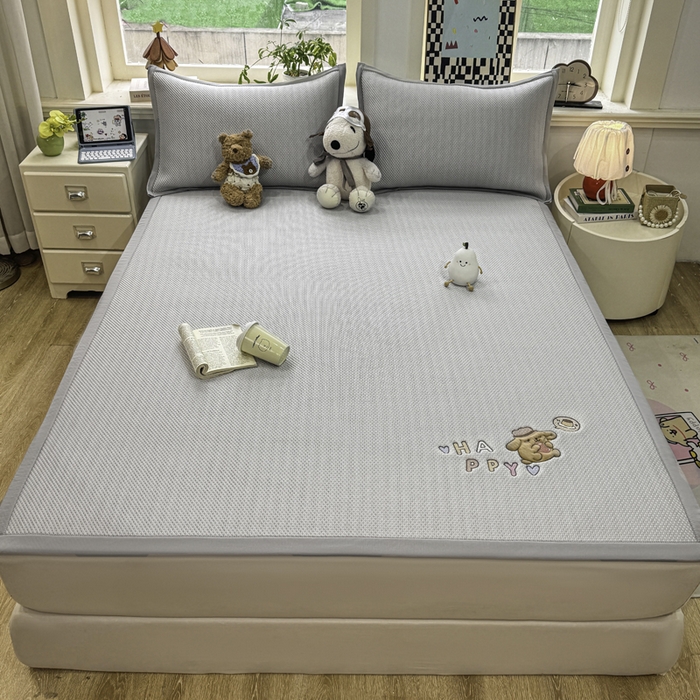 91家纺网 家纺一手货源 找家纺 耐思家纺 2026新款A类复合三明治PE凉感卡通刺绣Happy熊-凉席款 Happy熊-灰色