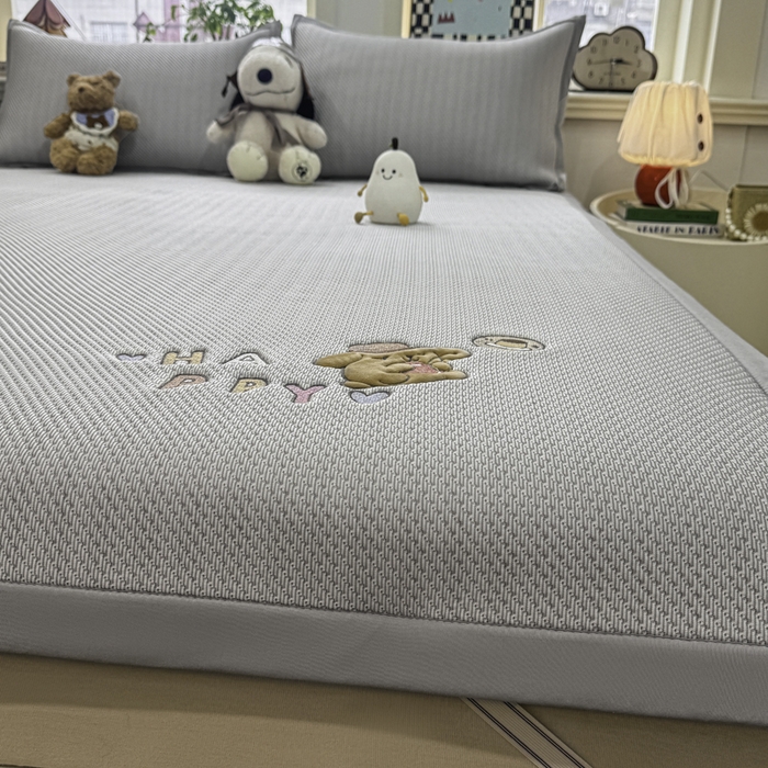 91家纺网 家纺一手货源 找家纺 耐思家纺 2026新款A类复合三明治PE凉感卡通刺绣Happy熊-凉席款 Happy熊-灰色