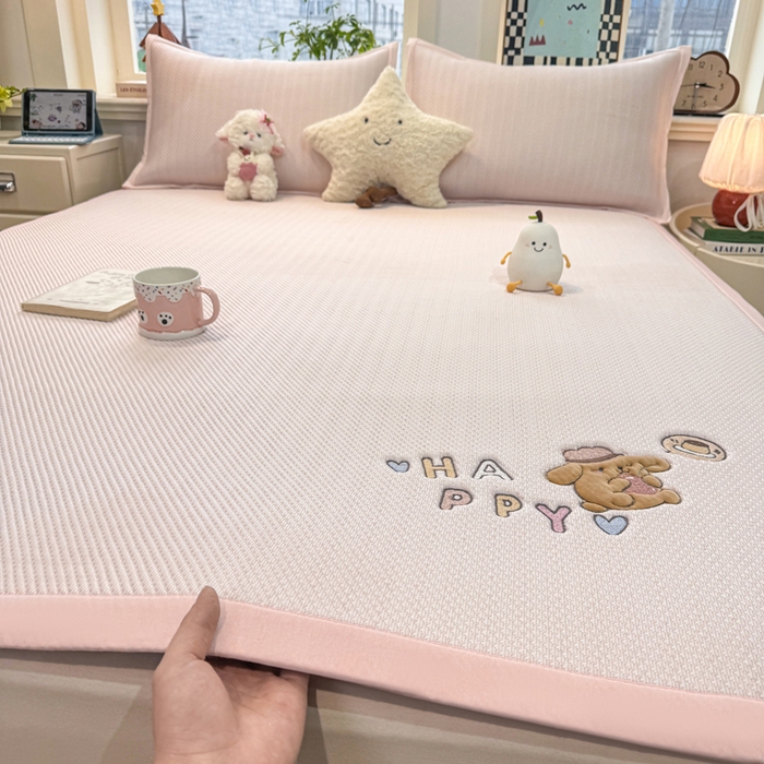 91家纺网 家纺一手货源 找家纺 耐思家纺 2026新款A类复合三明治PE凉感卡通刺绣Happy熊-凉席款 Happy熊-粉色