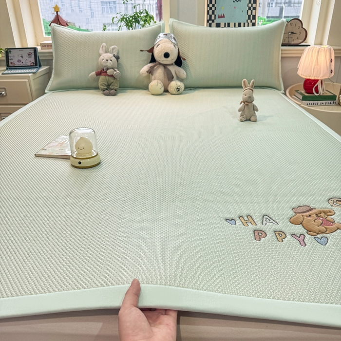 91家纺网 家纺一手货源 找家纺 耐思家纺 2026新款A类复合三明治PE凉感卡通刺绣Happy熊-凉席款 Happy熊-绿色