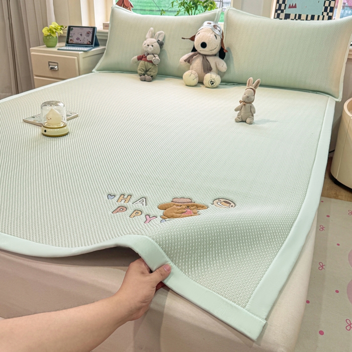 91家纺网 家纺一手货源 找家纺 耐思家纺 2026新款A类复合三明治PE凉感卡通刺绣Happy熊-凉席款 Happy熊-绿色