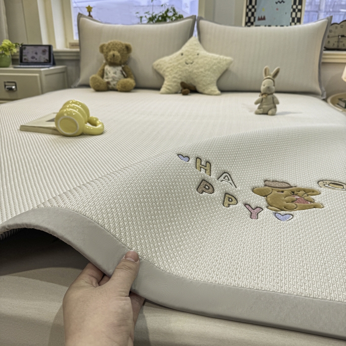 91家纺网 家纺一手货源 找家纺 耐思家纺 2026新款A类复合三明治PE凉感卡通刺绣Happy熊-凉席款 Happy熊-米色