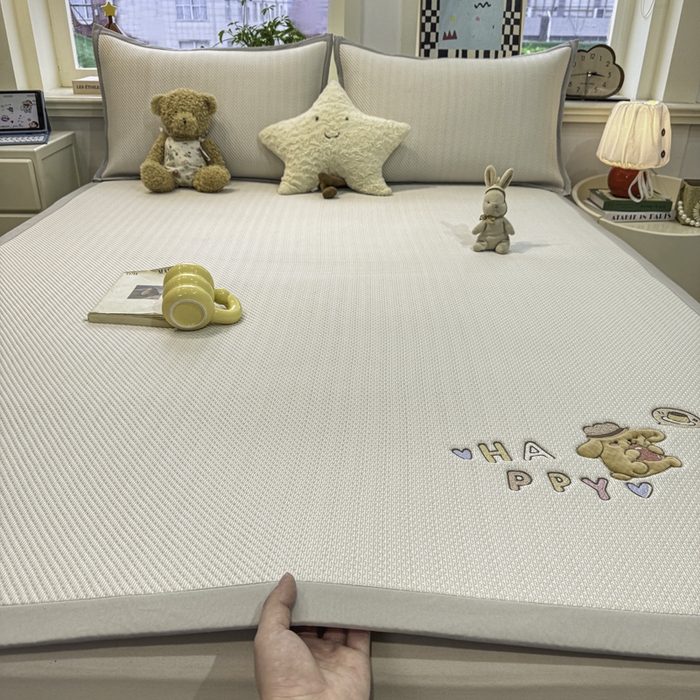 91家纺网 家纺一手货源 找家纺 耐思家纺 2026新款A类复合三明治PE凉感卡通刺绣Happy熊-凉席款 Happy熊-米色