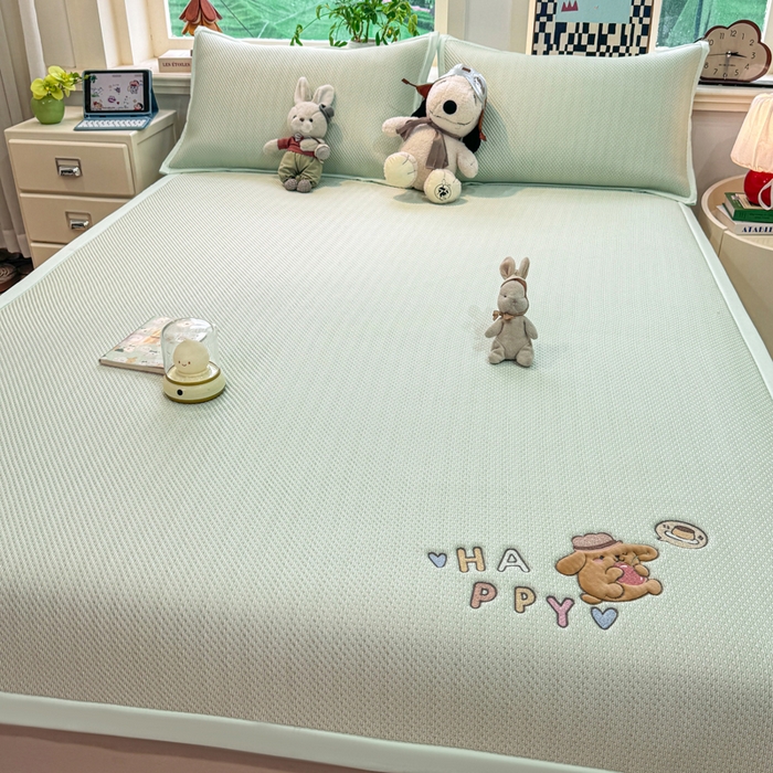 91家纺网 家纺一手货源 找家纺 耐思家纺 2026新款A类复合三明治PE凉感卡通刺绣Happy熊-凉席款 Happy熊-绿色