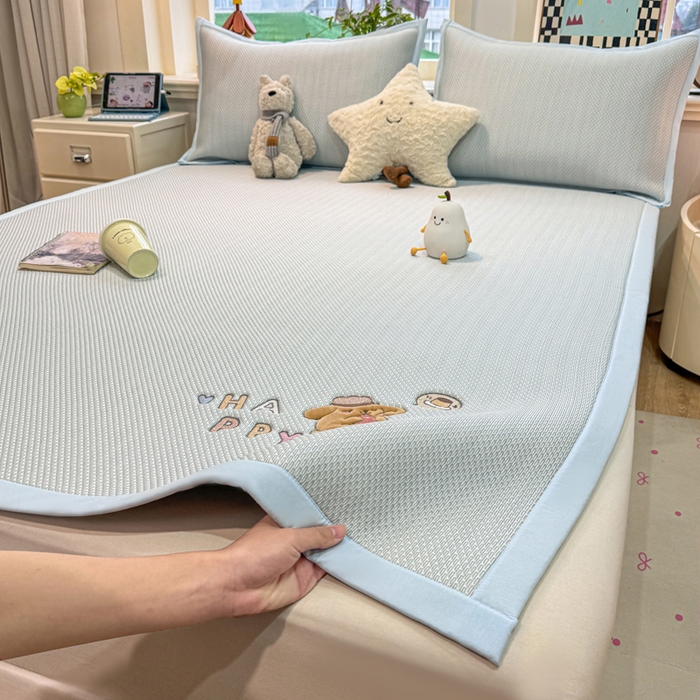 91家纺网 家纺一手货源 找家纺 耐思家纺 2026新款A类复合三明治PE凉感卡通刺绣Happy熊-凉席款 Happy熊-蓝色