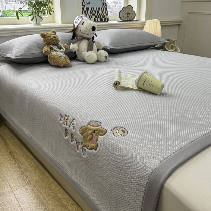 91家纺网 家纺一手货源 找家纺 耐思家纺 2026新款A类复合三明治PE凉感卡通刺绣Happy熊-凉席款 Happy熊-灰色