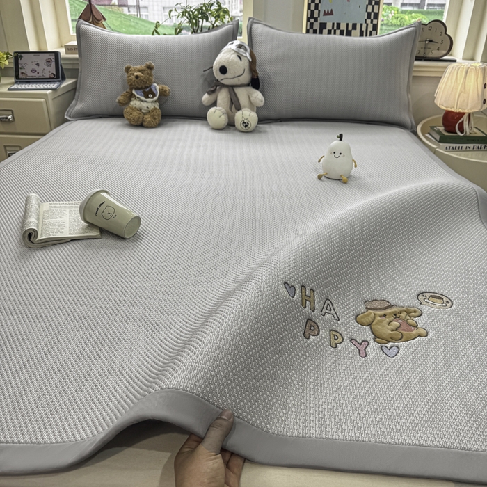 91家纺网 家纺一手货源 找家纺 耐思家纺 2026新款A类复合三明治PE凉感卡通刺绣Happy熊-凉席款 Happy熊-灰色