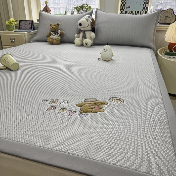 91家纺网 家纺一手货源 找家纺 耐思家纺 2026新款A类复合三明治PE凉感卡通刺绣Happy熊-凉席款 Happy熊-灰色