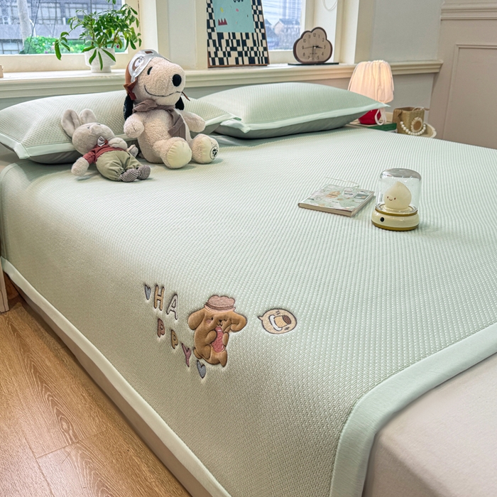 91家纺网 家纺一手货源 找家纺 耐思家纺 2026新款A类复合三明治PE凉感卡通刺绣Happy熊-凉席款 Happy熊-绿色