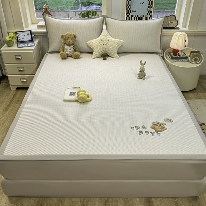 91家纺网 家纺一手货源 找家纺 耐思家纺 2026新款A类复合三明治PE凉感卡通刺绣Happy熊-凉席款 Happy熊-米色