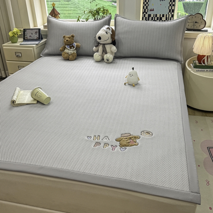 91家纺网 家纺一手货源 找家纺 耐思家纺 2026新款A类复合三明治PE凉感卡通刺绣Happy熊-凉席款 Happy熊-灰色