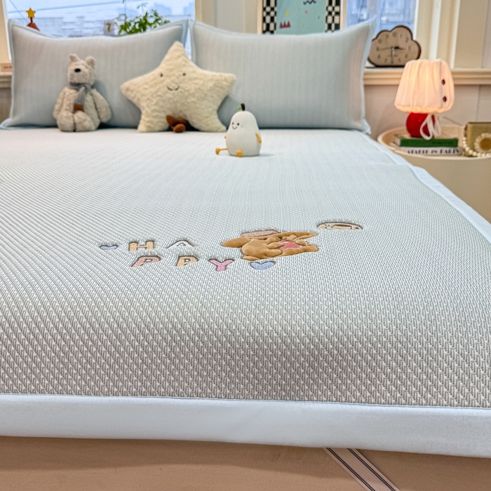 91家纺网 家纺一手货源 找家纺 耐思家纺 2026新款A类复合三明治PE凉感卡通刺绣Happy熊-凉席款 Happy熊-蓝色